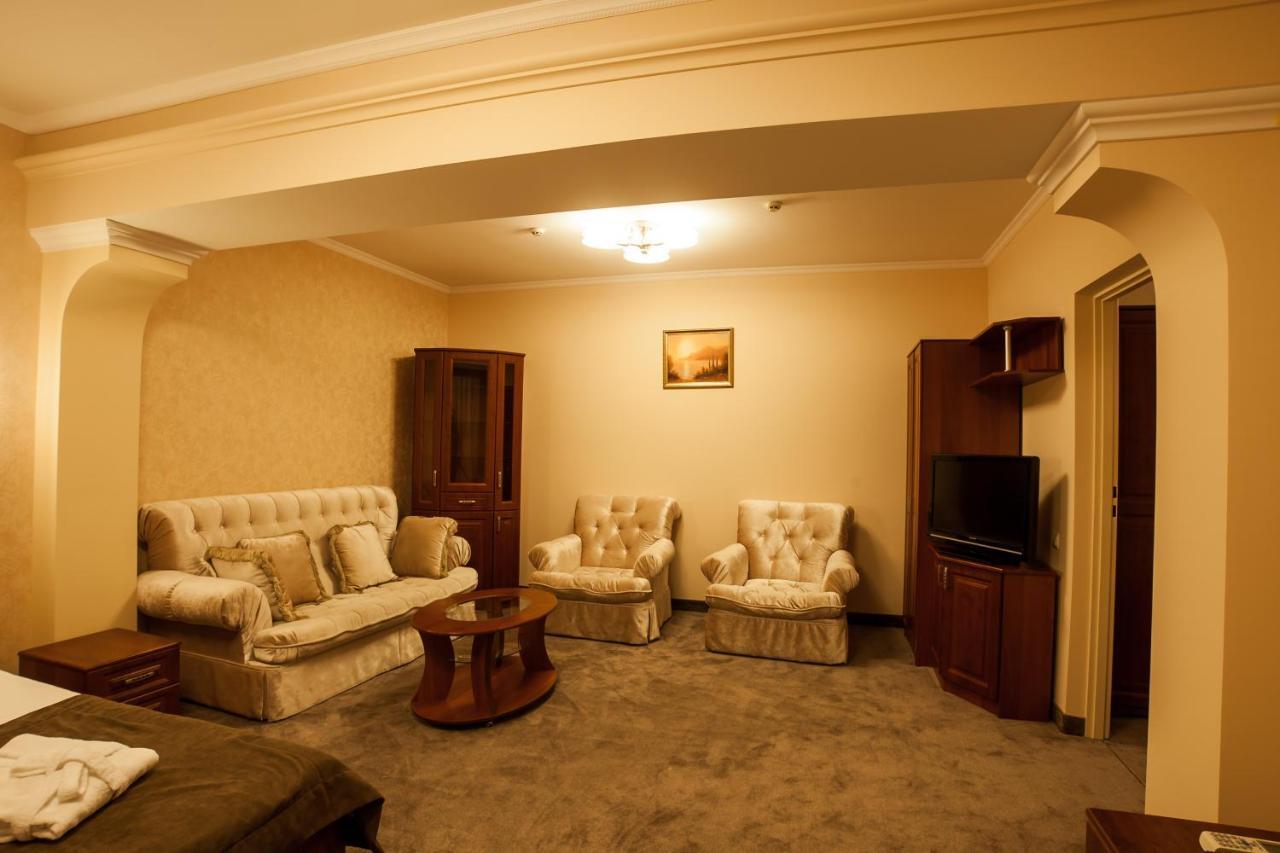Maria Garden Hotel & Restaurant Ивано-Франковск Экстерьер фото